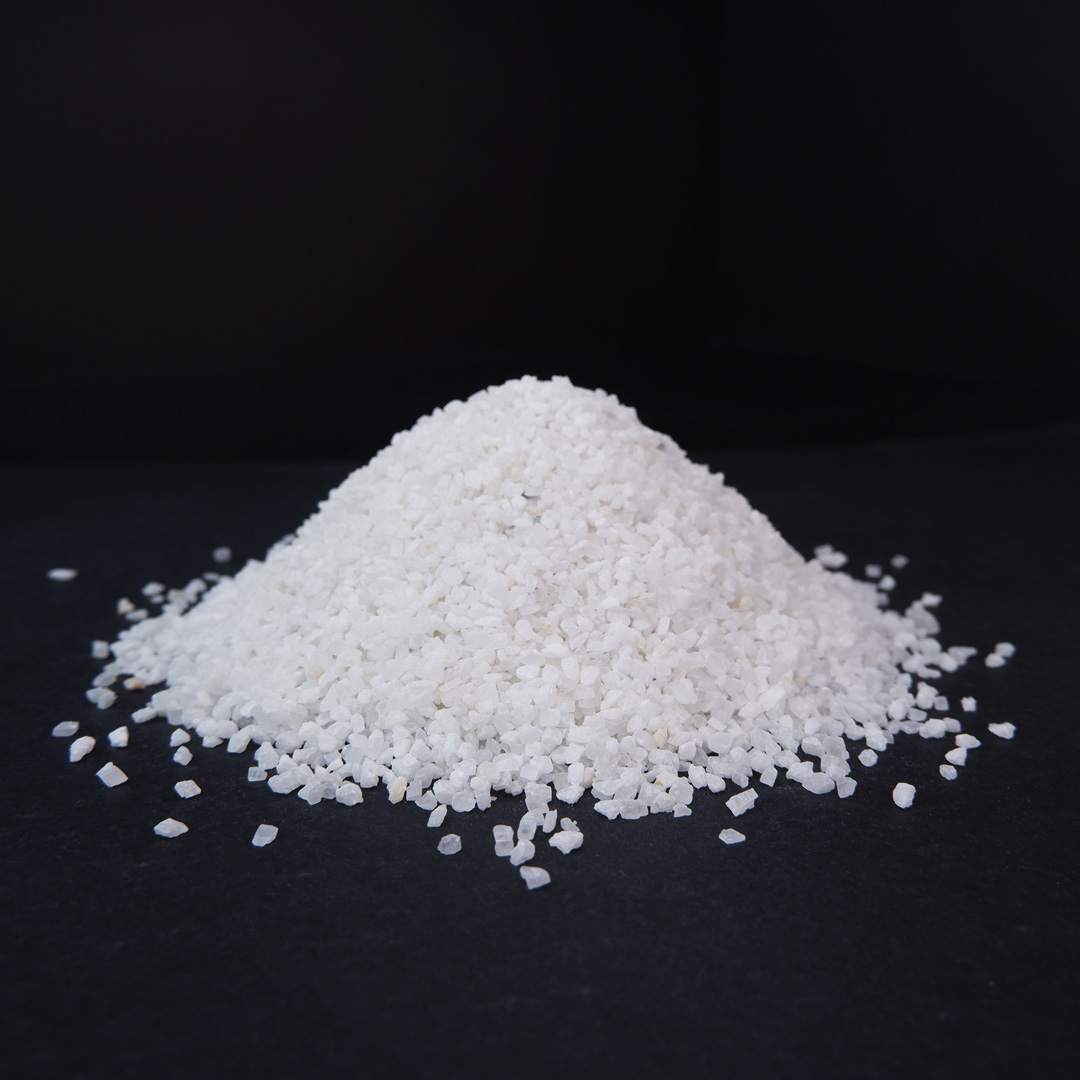 Белый мраморный песок Роскарб 1,5-2 мм_кучка